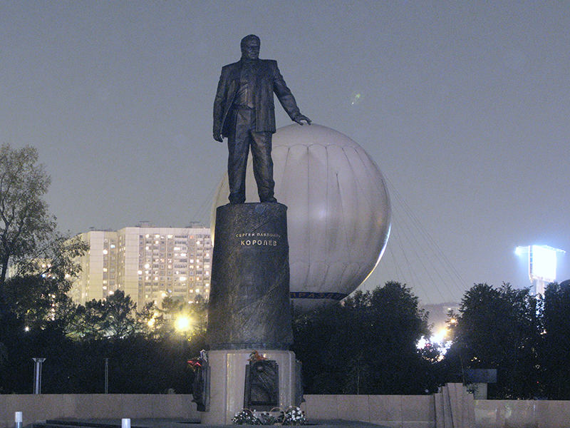 Памятник первому полету в космос. Аллея героев космоса в Москве. Аллея героев ВДНХ. Аллея славы Космонавтов на ВДНХ. Памятник на аллее Космонавтов в Москве.